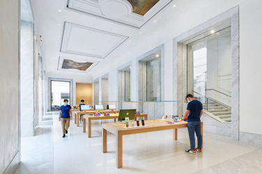 Apple_Via-Del-Corso-opens-in-Rome-interior-team-members-wide-storeview_052721